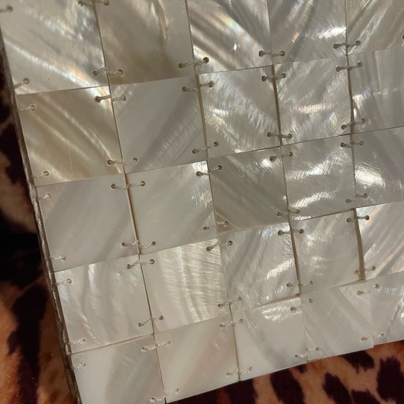 Vintage Mod by Design abalone shell footed purse in excellent condition. - Picture 3 of 7